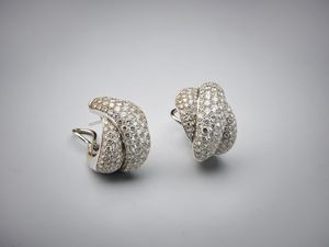 DAMIANI : Una parure composta da anello in oro bianco 750/1000 e orecchini  della serie''Gomitolo''.  - Asta Asta 366 | GIOIELLI - OROLOGI - Giunonicae Online - Associazione Nazionale - Case d'Asta italiane