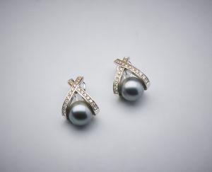 DAMIANI - Un paio di orecchini con astuccio originale ''Damiani'' in oro bianco 750/1000 perle grige di Tahiti e diamanti bianchi.