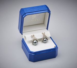 DAMIANI : Un paio di orecchini con astuccio originale ''Damiani'' in oro bianco 750/1000 perle grige di Tahiti e diamanti bianchi.  - Asta Asta 366 | GIOIELLI - OROLOGI - Giunonicae Online - Associazione Nazionale - Case d'Asta italiane