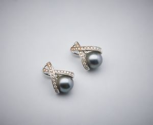 DAMIANI : Un paio di orecchini con astuccio originale ''Damiani'' in oro bianco 750/1000 perle grige di Tahiti e diamanti bianchi.  - Asta Asta 366 | GIOIELLI - OROLOGI - Giunonicae Online - Associazione Nazionale - Case d'Asta italiane
