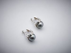 DAMIANI : Un paio di orecchini con astuccio originale ''Damiani'' in oro bianco 750/1000 perle grige di Tahiti e diamanti bianchi.  - Asta Asta 366 | GIOIELLI - OROLOGI - Giunonicae Online - Associazione Nazionale - Case d'Asta italiane