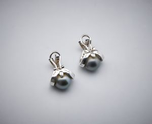 DAMIANI : Un paio di orecchini con astuccio originale ''Damiani'' in oro bianco 750/1000 perle grige di Tahiti e diamanti bianchi.  - Asta Asta 366 | GIOIELLI - OROLOGI - Giunonicae Online - Associazione Nazionale - Case d'Asta italiane