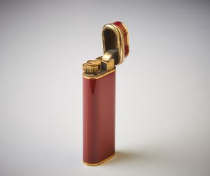 CARTIER : Accendino placcato  in oro 750/1000 collezione Must de Cartier con smalto di colore rosso.  - Asta Asta 366 | GIOIELLI - OROLOGI - Giunonicae Online - Associazione Nazionale - Case d'Asta italiane