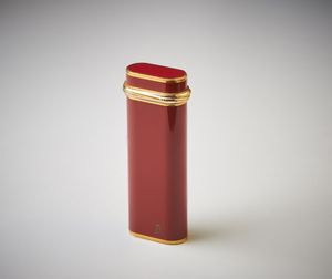 CARTIER : Accendino placcato  in oro 750/1000 collezione Must de Cartier con smalto di colore rosso.  - Asta Asta 366 | GIOIELLI - OROLOGI - Giunonicae Online - Associazione Nazionale - Case d'Asta italiane