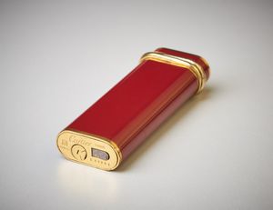 CARTIER : Accendino placcato  in oro 750/1000 collezione Must de Cartier con smalto di colore rosso.  - Asta Asta 366 | GIOIELLI - OROLOGI - Giunonicae Online - Associazione Nazionale - Case d'Asta italiane