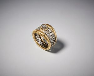 BUCCELLATI Federico (1891 - 1965) : Anello e paio di orecchini in oro bianco e giallo 750/1000 con diamante centrale taglio a brillante di circa 0,30 carati  e contorno di  piccoli diamanti bianchi taglio huit huit.  - Asta Asta 366 | GIOIELLI - OROLOGI - Giunonicae Online - Associazione Nazionale - Case d'Asta italiane