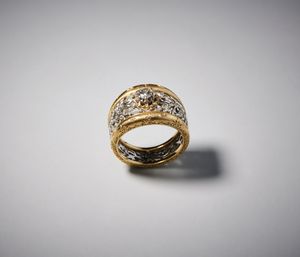 BUCCELLATI Federico (1891 - 1965) : Anello e paio di orecchini in oro bianco e giallo 750/1000 con diamante centrale taglio a brillante di circa 0,30 carati  e contorno di  piccoli diamanti bianchi taglio huit huit.  - Asta Asta 366 | GIOIELLI - OROLOGI - Giunonicae Online - Associazione Nazionale - Case d'Asta italiane