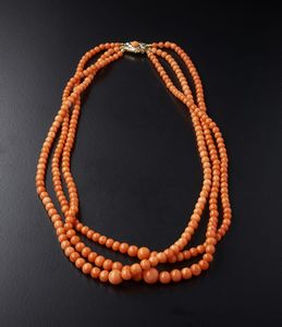 . - Collana di corallo a tre fili leggermente degrad con chiusura in oro bianco e giallo
