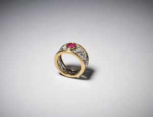 BUCCELLATI Federico (1891 - 1965) - Anello tipo ''fascia'' in oro giallo e bianco 750/1000 con piccolo rubino di circa 0,80 carati circa.