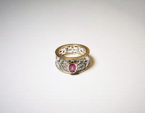 BUCCELLATI Federico (1891 - 1965) : Anello tipo ''fascia'' in oro giallo e bianco 750/1000 con piccolo rubino di circa 0,80 carati circa.  - Asta Asta 366 | GIOIELLI - OROLOGI - Giunonicae Online - Associazione Nazionale - Case d'Asta italiane