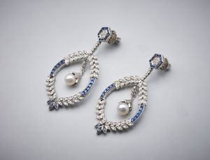 . - Un paio di orecchini ''Liberty'' pendenti in oro bianco 750/1000 con zaffiri blu carr, diamanti bianchi  taglio huit huit e perle sferiche.