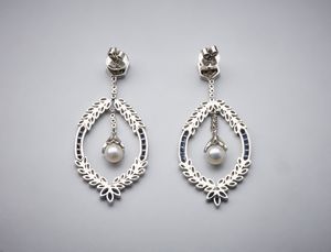 . : Un paio di orecchini ''Liberty'' pendenti in oro bianco 750/1000 con zaffiri blu carr, diamanti bianchi  taglio huit huit e perle sferiche.  - Asta Asta 366 | GIOIELLI - OROLOGI - Giunonicae Online - Associazione Nazionale - Case d'Asta italiane