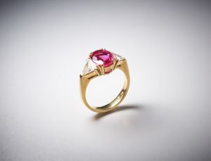 . : Anello in oro giallo 750/1000 con rubino centrale di circa 3,00 carati e due diamanti triangolari. 1,50 carati circa.  - Asta Asta 366 | GIOIELLI - OROLOGI - Giunonicae Online - Associazione Nazionale - Case d'Asta italiane