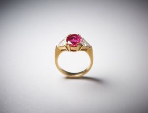 . : Anello in oro giallo 750/1000 con rubino centrale di circa 3,00 carati e due diamanti triangolari. 1,50 carati circa.  - Asta Asta 366 | GIOIELLI - OROLOGI - Giunonicae Online - Associazione Nazionale - Case d'Asta italiane