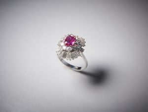 . : Anello in oro bianco 750/1000 con rubino di colore rosato taglio a cuscino di  1,50 ct circa.  - Asta Asta 366 | GIOIELLI - OROLOGI - Giunonicae Online - Associazione Nazionale - Case d'Asta italiane
