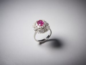 . : Anello in oro bianco 750/1000 con rubino di colore rosato taglio a cuscino di  1,50 ct circa.  - Asta Asta 366 | GIOIELLI - OROLOGI - Giunonicae Online - Associazione Nazionale - Case d'Asta italiane