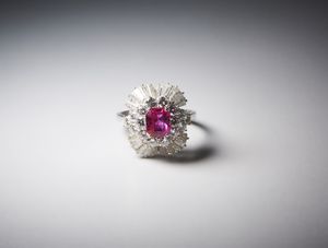 . : Anello in oro bianco 750/1000 con rubino di colore rosato taglio a cuscino di  1,50 ct circa.  - Asta Asta 366 | GIOIELLI - OROLOGI - Giunonicae Online - Associazione Nazionale - Case d'Asta italiane