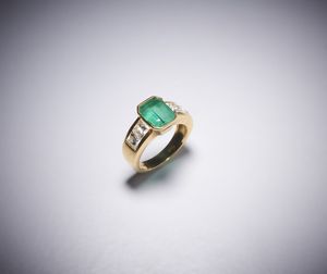 . : Un anello in oro giallo 750/1000 con smeraldo colombiano centrale ct 2,50 con contorno di diamanti bianchi  taglio princess, 1,30 ct.circa.  - Asta Asta 366 | GIOIELLI - OROLOGI - Giunonicae Online - Associazione Nazionale - Case d'Asta italiane