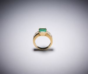 . : Un anello in oro giallo 750/1000 con smeraldo colombiano centrale ct 2,50 con contorno di diamanti bianchi  taglio princess, 1,30 ct.circa.  - Asta Asta 366 | GIOIELLI - OROLOGI - Giunonicae Online - Associazione Nazionale - Case d'Asta italiane