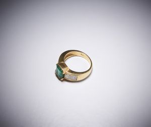 . : Un anello in oro giallo 750/1000 con smeraldo colombiano centrale ct 2,50 con contorno di diamanti bianchi  taglio princess, 1,30 ct.circa.  - Asta Asta 366 | GIOIELLI - OROLOGI - Giunonicae Online - Associazione Nazionale - Case d'Asta italiane