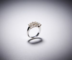 . - Un anello in oro bianco 750/1000 trilogy con tre diamanti taglio brillante di circa 3,00 carati .