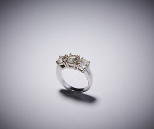 . : Un anello in oro bianco 750/1000 trilogy con tre diamanti taglio brillante di circa 3,00 carati .  - Asta Asta 366 | GIOIELLI - OROLOGI - Giunonicae Online - Associazione Nazionale - Case d'Asta italiane