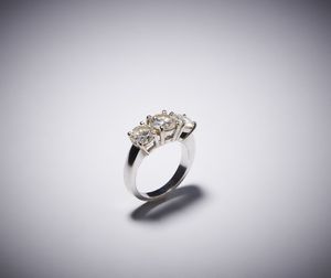 . : Un anello in oro bianco 750/1000 trilogy con tre diamanti taglio brillante di circa 3,00 carati .  - Asta Asta 366 | GIOIELLI - OROLOGI - Giunonicae Online - Associazione Nazionale - Case d'Asta italiane
