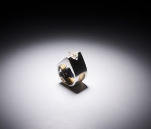 . - Anello moderno di forma geometrica  in oro bianco 750/1000  con diamante taglio brillante di 1,15 ct circa.