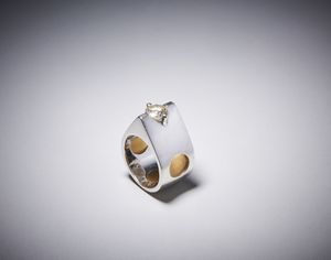 . : Anello moderno di forma geometrica  in oro bianco 750/1000  con diamante taglio brillante di 1,15 ct circa.  - Asta Asta 366 | GIOIELLI - OROLOGI - Giunonicae Online - Associazione Nazionale - Case d'Asta italiane