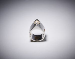 . : Anello moderno di forma geometrica  in oro bianco 750/1000  con diamante taglio brillante di 1,15 ct circa.  - Asta Asta 366 | GIOIELLI - OROLOGI - Giunonicae Online - Associazione Nazionale - Case d'Asta italiane