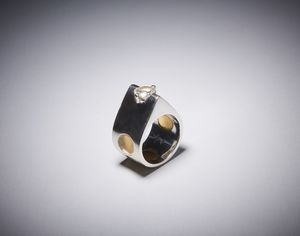 . : Anello moderno di forma geometrica  in oro bianco 750/1000  con diamante taglio brillante di 1,15 ct circa.  - Asta Asta 366 | GIOIELLI - OROLOGI - Giunonicae Online - Associazione Nazionale - Case d'Asta italiane