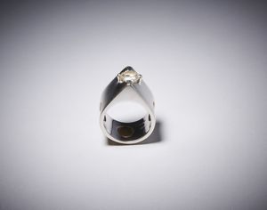 . : Anello moderno di forma geometrica  in oro bianco 750/1000  con diamante taglio brillante di 1,15 ct circa.  - Asta Asta 366 | GIOIELLI - OROLOGI - Giunonicae Online - Associazione Nazionale - Case d'Asta italiane
