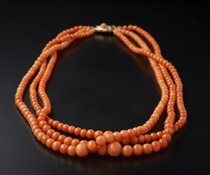 . : Collana di corallo a tre fili leggermente degrad� con chiusura in oro bianco e giallo  - Asta Asta 366 | GIOIELLI - OROLOGI - Giunonicae Online - Associazione Nazionale - Case d'Asta italiane