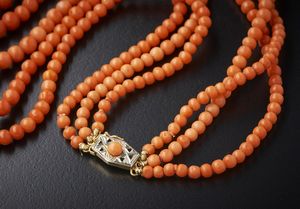 . : Collana di corallo a tre fili leggermente degrad� con chiusura in oro bianco e giallo  - Asta Asta 366 | GIOIELLI - OROLOGI - Giunonicae Online - Associazione Nazionale - Case d'Asta italiane