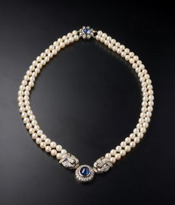 . - Imponente  collana a due fili di perle bianche sferiche di mm 7,00  con ciondolo centrale con zaffiro blu  cabochon e diamanti taglio misto (huit huit  ed a brillante) di circa 3,00 carati totali.