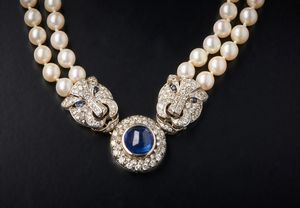. : Imponente  collana a due fili di perle bianche sferiche di mm 7,00  con ciondolo centrale con zaffiro blu  cabochon e diamanti taglio misto (huit huit  ed a brillante) di circa 3,00 carati totali.  - Asta Asta 366 | GIOIELLI - OROLOGI - Giunonicae Online - Associazione Nazionale - Case d'Asta italiane