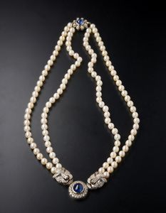 . : Imponente  collana a due fili di perle bianche sferiche di mm 7,00  con ciondolo centrale con zaffiro blu  cabochon e diamanti taglio misto (huit huit  ed a brillante) di circa 3,00 carati totali.  - Asta Asta 366 | GIOIELLI - OROLOGI - Giunonicae Online - Associazione Nazionale - Case d'Asta italiane