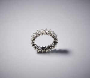 . : Anello tipo ''veretta'' a tutto giro  in oro bianco 750/1000 con diamanti taglio marquise ct 4.00 circa.  - Asta Asta 366 | GIOIELLI - OROLOGI - Giunonicae Online - Associazione Nazionale - Case d'Asta italiane