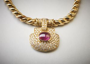 . : Collana in oro giallo 750/1000 maglia intrecciata con ciondolo con pav� di diamanti bianchi taglio brillante carati 2,80  ca. e rubino ovale cabochon di  3,00 carati circa.  - Asta Asta 366 | GIOIELLI - OROLOGI - Giunonicae Online - Associazione Nazionale - Case d'Asta italiane