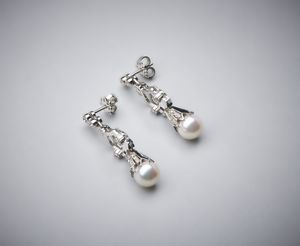 . : Orecchini pendenti in oro bianco 750/1000 con coppia di perle sferiche bianche coltivate di mm 8,50 e piccoli diamanti bianchi di taglio misto di 0,80 ct circa.  - Asta Asta 366 | GIOIELLI - OROLOGI - Giunonicae Online - Associazione Nazionale - Case d'Asta italiane