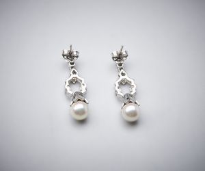 . : Orecchini pendenti in oro bianco 750/1000 con coppia di perle sferiche bianche coltivate di mm 8,50 e piccoli diamanti bianchi di taglio misto di 0,80 ct circa.  - Asta Asta 366 | GIOIELLI - OROLOGI - Giunonicae Online - Associazione Nazionale - Case d'Asta italiane