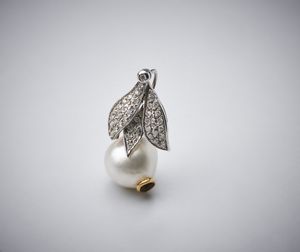 . - Ciondolo a forma di foglia con pav di diamanti bianchi taglio a brillante di circa 1,50 ct in oro bianco 750/1000 e perla australiana coltivata di mm 15,00.