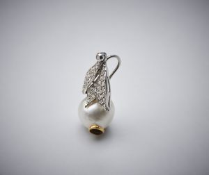 . : Ciondolo a forma di foglia con pav di diamanti bianchi taglio a brillante di circa 1,50 ct in oro bianco 750/1000 e perla australiana coltivata di mm 15,00.  - Asta Asta 366 | GIOIELLI - OROLOGI - Giunonicae Online - Associazione Nazionale - Case d'Asta italiane