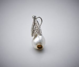 . : Ciondolo a forma di foglia con pav di diamanti bianchi taglio a brillante di circa 1,50 ct in oro bianco 750/1000 e perla australiana coltivata di mm 15,00.  - Asta Asta 366 | GIOIELLI - OROLOGI - Giunonicae Online - Associazione Nazionale - Case d'Asta italiane