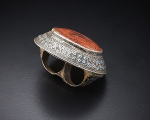 Esclusivo anello a sigillo afghano  in argento con corniola incisa raffigurante cavallo.  - Asta Asta 366 | GIOIELLI - OROLOGI - Giunonicae Online - Associazione Nazionale - Case d'Asta italiane