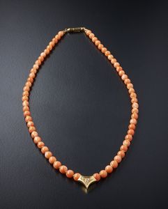 . - Filo con sferei di corallo rosa 5,80 mm con pendente e chiusura oro giallo 750/1000 e piccoli brillantini.