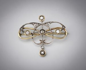 . - Spilla in oro ed argento con cinque piccoli diamanti e rosette.