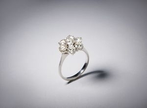 . - Anello in oro bianco 750/1000   con disegno a fiore con diamanti bianchi taglio a brillante 2.30 ct.