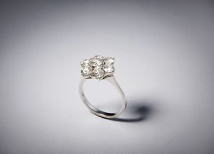. : Anello in oro bianco 750/1000   con disegno a fiore con diamanti bianchi taglio a brillante 2.30 ct.  - Asta Asta 366 | GIOIELLI - OROLOGI - Giunonicae Online - Associazione Nazionale - Case d'Asta italiane