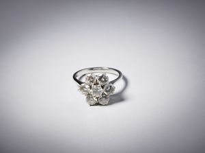 . : Anello in oro bianco 750/1000   con disegno a fiore con diamanti bianchi taglio a brillante 2.30 ct.  - Asta Asta 366 | GIOIELLI - OROLOGI - Giunonicae Online - Associazione Nazionale - Case d'Asta italiane